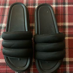 Black sandal size 6